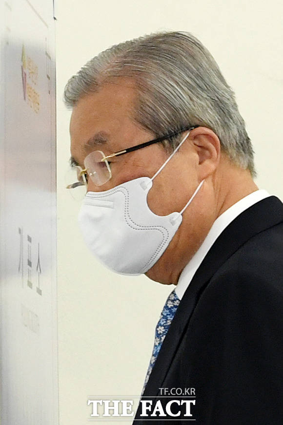 제21대 국회의원 선거일인 15일 오전 김종인 미래통합당 총괄선대위원장이 서울 종로구 구기동 하비에르 국제학교에 마련된 투표소에서 투표를 하기 위해 기표소로 들어가고 있다. /남용희 기자