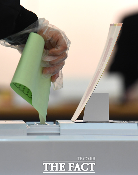 코로나19가 바꾼 투표소 풍경