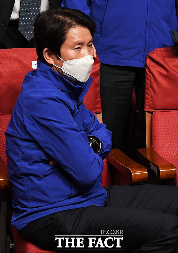심각한 표정으로 출구조사 발표 시청하는 이인영 원내대표