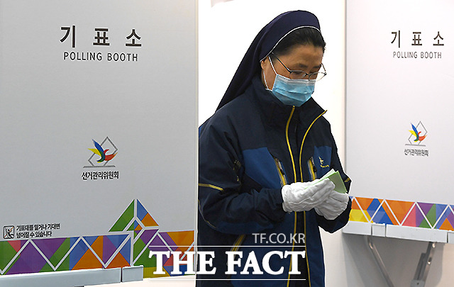 천장갑 낀 손으로