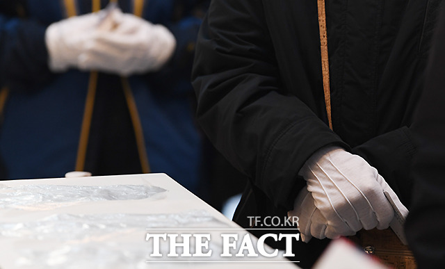 제 21대 국회의원 선거일인 15일 오전 서울 종로구 동성고등학교에 마련된 혜화동 제3투표소에서 한 유권자가 미리 준비해 온 면장갑을 낀 채 투표를 위해 줄을 서 있다. /이새롬 기자