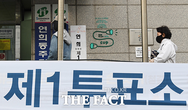 투표소에서도 사회적 거리두기!