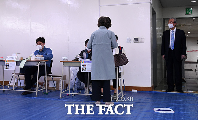 거리 두기를 실행하며 대기하는 김 위원장(오른쪽)