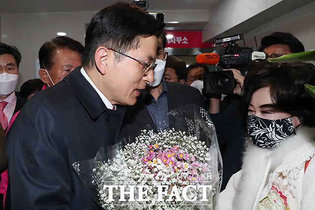 위로의 꽃다발 받는 황 대표