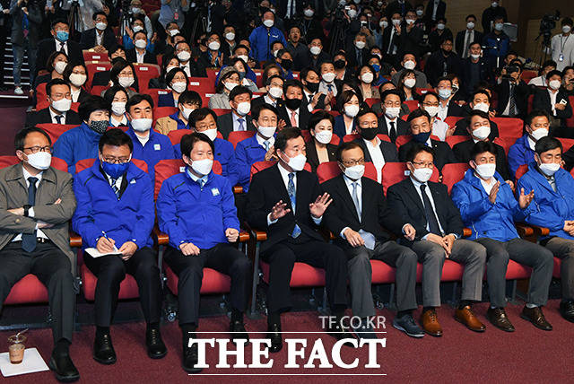 박수와 환호성 자제 요청하는 이낙연 상임선대위원장