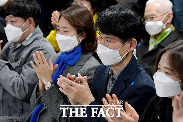 박수치며 기뻐하는 고 후보와 조기영 씨