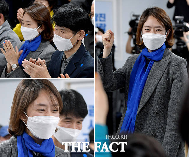 고민정 더불어민주당 광진을 후보가 15일 오후 서울 광진구 후보자 사무소에서 제21대 국회의원 선거 출구조사 결과를 확인하며 기뻐하고 있다. /이선화 기자