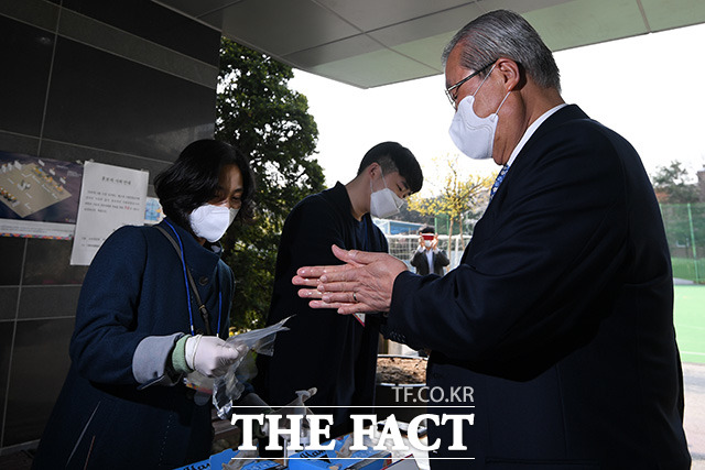 김종인 미래통합당 총괄선대위원장도 예외없이 손 소독