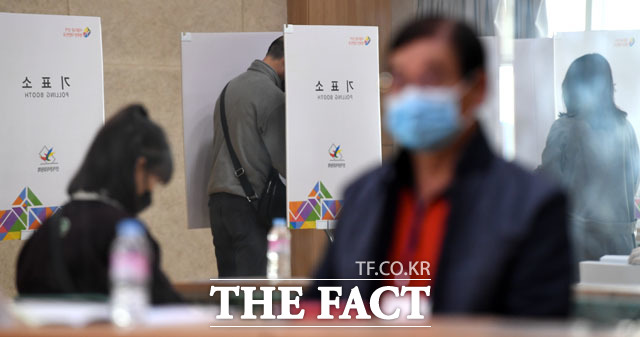 제21대 국회의원 선거날인 15일 오전 서울 종로구 교남동주민센터 투표소에서 유권자들이 투표를 하고 있다. /종로=남윤호 기자