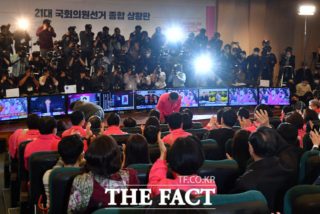 황교안 미래통합당 총괄선대위원장이 15일 오후 서울 여의도 국회도서관에 마련된 제21대 국회의원 선거 개표상황실에서 출구조사 결과를 시청한 뒤 소감을 말하고 당직자들에게 인사를 하고 있다. /국회=남윤호 기자