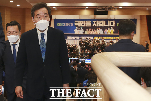 이낙연 더불어민주당 상임선대위원장이 15일 오후 서울 여의도 국회 의원회관 대회의실에 마련된 더불어민주당 제21대 국회의원 선거 개표상황실에서 출구조사 결과 발표를 시청한 뒤 의원회관을 나서고 있다. / 국회=배정한 기자