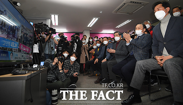 경쟁자 고민정 더불어민주당 후보와는 아슬아슬 접전