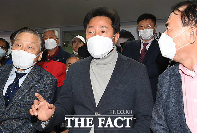 관계자와 대화나누는 오 후보