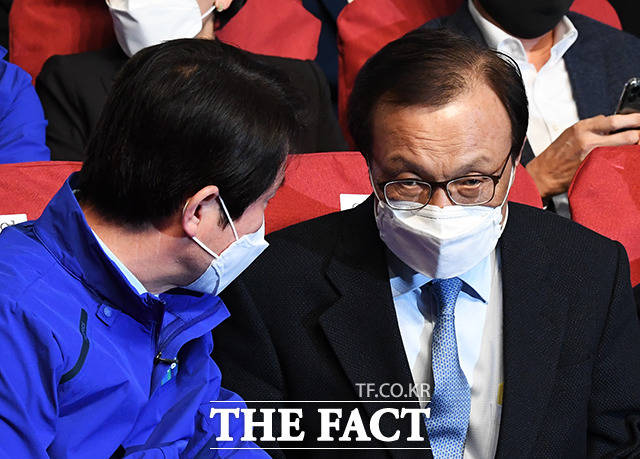 이인영 원내대표(왼쪽)와 대화하는 이해찬 대표