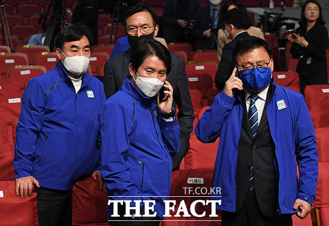 TV 시청하며 통화하는 이인영 원내대표(가운데)와 박광온 의원(오른쪽)