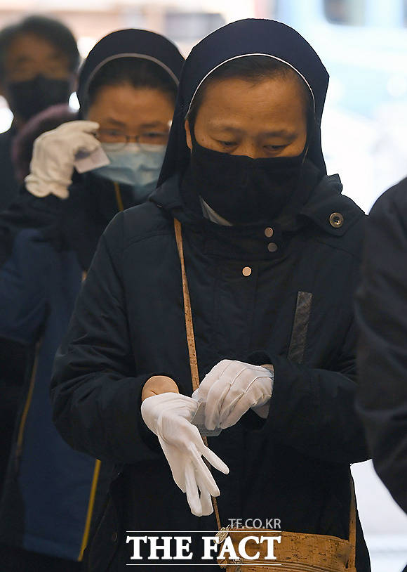 이때 투표소에 들어서며 준비해 온 천장갑을 끼는 수녀들