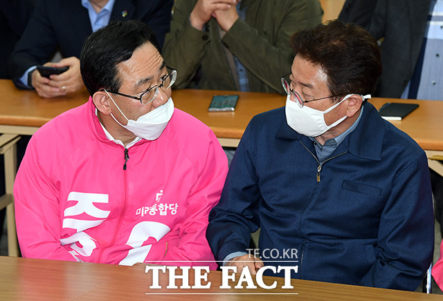 대화 나누는 주호영 후보(왼쪽)와 이철우 경북도지사
