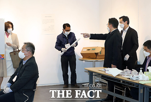 대신 선거인이 불안감을 느낀다면, 현장에서 임시 가림막을 설치할 수 있다.