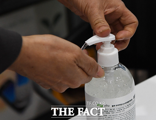 준비된 손 소독제로