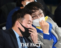 [TF포토] 정봉주-김진애, '숨죽이고 지켜보는 출구조사'