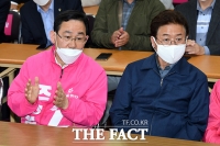[TF포토] 출구 조사에 박수치는 주호영 후보