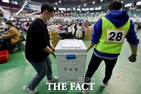 [TF포토] 개표소로 향하는 투표함