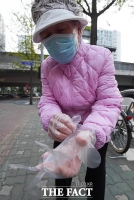 [TF포토] '코로나19 예방' 위생장갑 착용하는 어르신