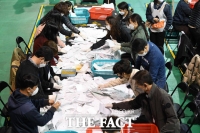 [TF포토] '분주한 개표소'