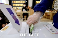 [TF포토] 안경점에 마련된 이색 투표소