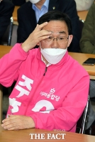 [TF포토] 출구 조사 결과 지켜보는 주호영