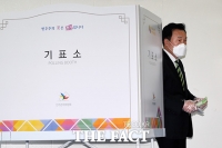 [TF포토] 투표 마치고 기표소 나서는 손학규