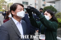 [TF포토] 투표소에서 발열 체크하는 안철수