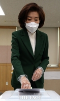 [TF포토] 투표하는 나경원 후보
