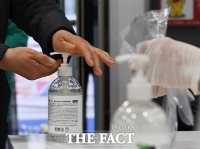 [TF포토] 21대 총선 투표 시작, '손 소독하고 비닐장갑 착용해요!'