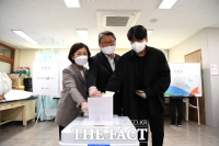 [TF포토] 가족과 함께 투표하는 조원진 후보