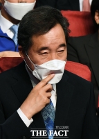 [TF포토] 심각한 표정으로 출구조사 발표 시청하는 이낙연
