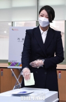 [TF포토] 투표하는 송파을 배현진 후보