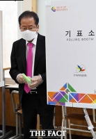 [TF포토] 기표소 나오는 홍준표 후보