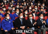 [TF포토] 출구조사 결과 발표 시청하는 이낙연과 이해찬