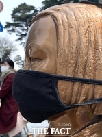 [TF포토] 마스크 쓴 소녀상