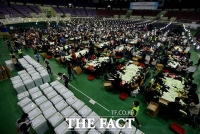 [TF사진관] 21대 총선 개표 시작…'분주한 개표소'