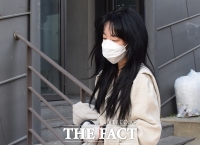  [TF포토] '마스크는 필수' 성북동 투표소 등장한 임수정