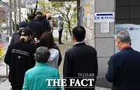 [TF포토] 새벽부터 긴줄 늘어선 투표소
