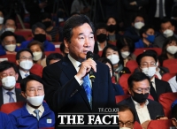 [TF포토] 출구조사 발표 시청 뒤 발언하는 이낙연