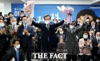 [TF포토] 당선 확실 '꽃다발 든 이낙연'