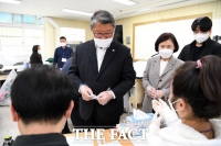 [TF포토] 선거인명부 확인하는 조원진 후보