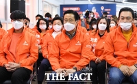 [TF사진관] '안철수 불참' 조용한 분위기 속 출구조사 지켜보는 국민의당