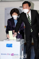 [TF사진관] 부인과 함께 소중한 한 표 행사한 손학규 위원장