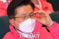 [TF포토] 안경 고쳐쓰는 황교안