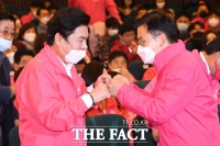 [TF포토] 주먹 맞댄 황교안-원유철